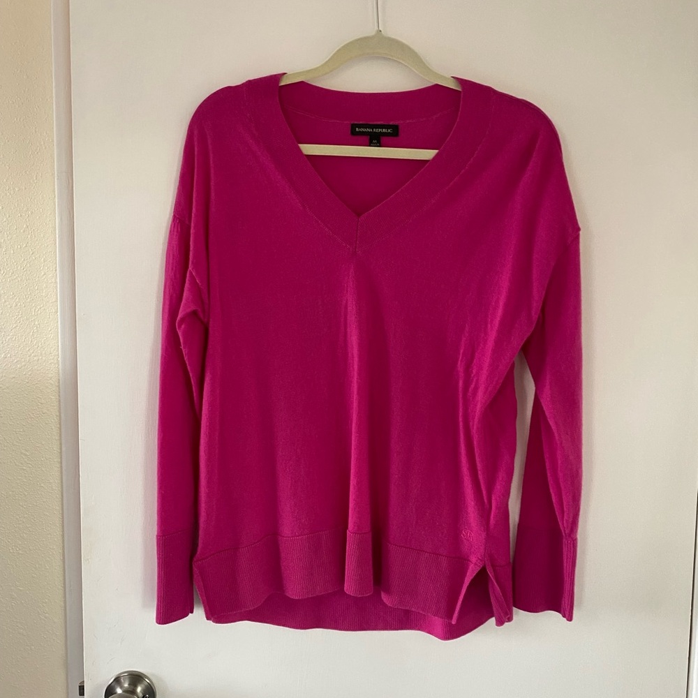 100% Merino Wool Banana Republic Pink V-Neck Sweater Medium